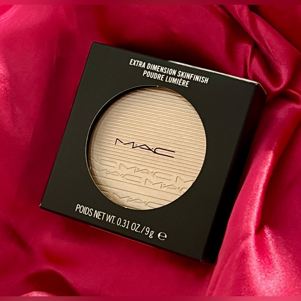 New in box MAC Cosmetics - Extra Dimension Skinfinish